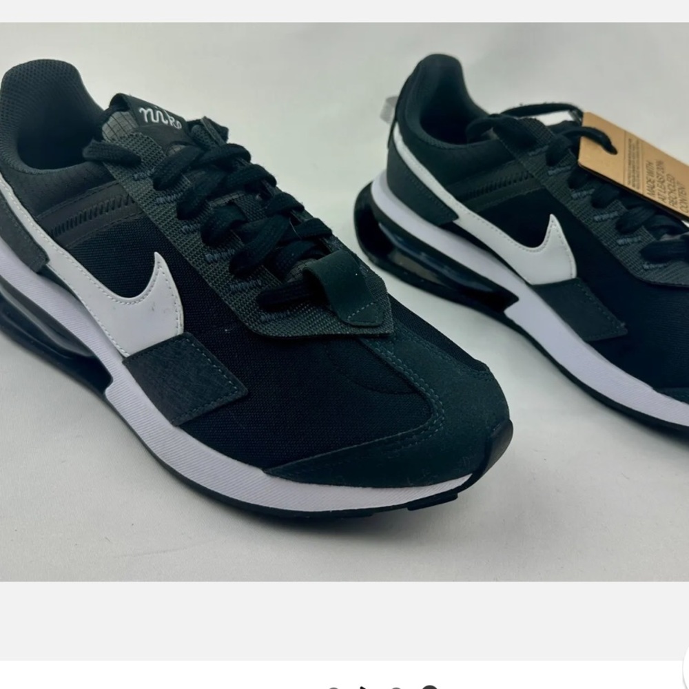 NWOT Nike AirMax Black/White Running Shoes. Mens’ 6.5 (women’s’ 8) brand new